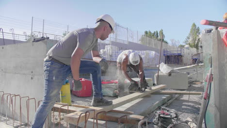 Bauarbeiter-Arbeiten-An-Einem-Sonnigen-Tag-Auf-Einer-Baustelle-In-Montpellier